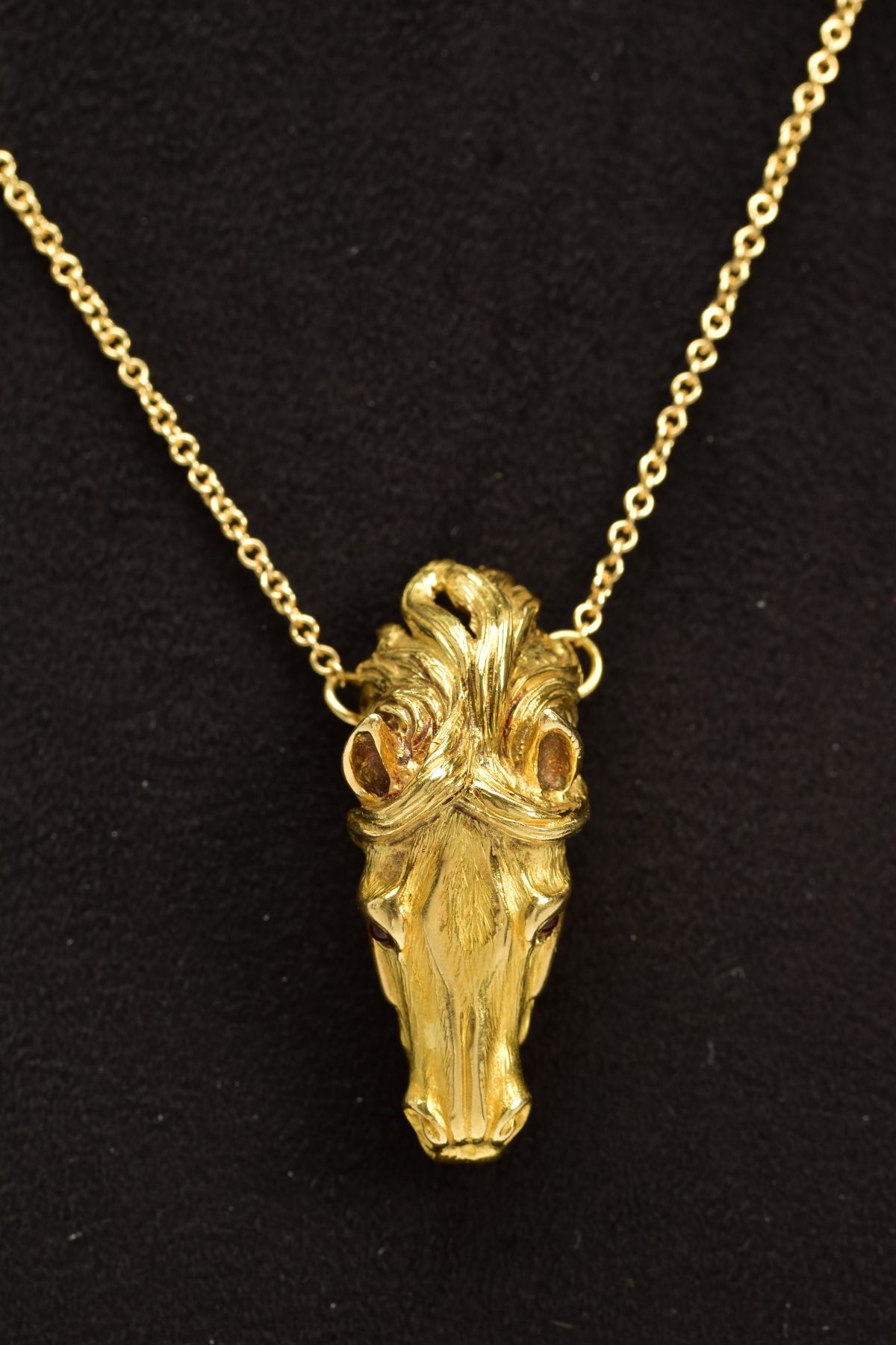 A MODERN HORSE HEAD PENDANT, realistically stylized, textured finish with ruby eyes, pendant - Image 2 of 5