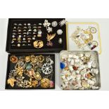 A SELECTION OF COSTUME RINGS, BROOCHES AND A BOX OF THIMBLES, to include a display box of forty-