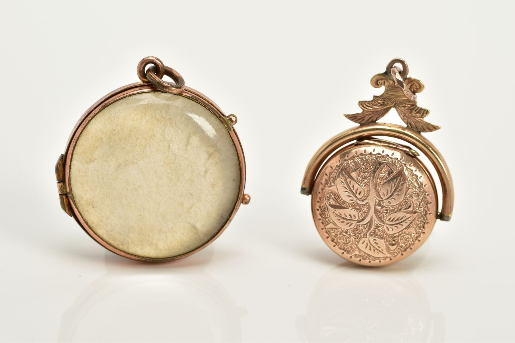 TWO YELLOW METAL LOCKETS, to include a circular double sided glass panel locket with photo, fitted - Image 2 of 4