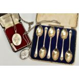A CASED SET OF SILVER GOLFING TEASPOONS AND TWO LOCKETS, the teaspoons with golfing design to the