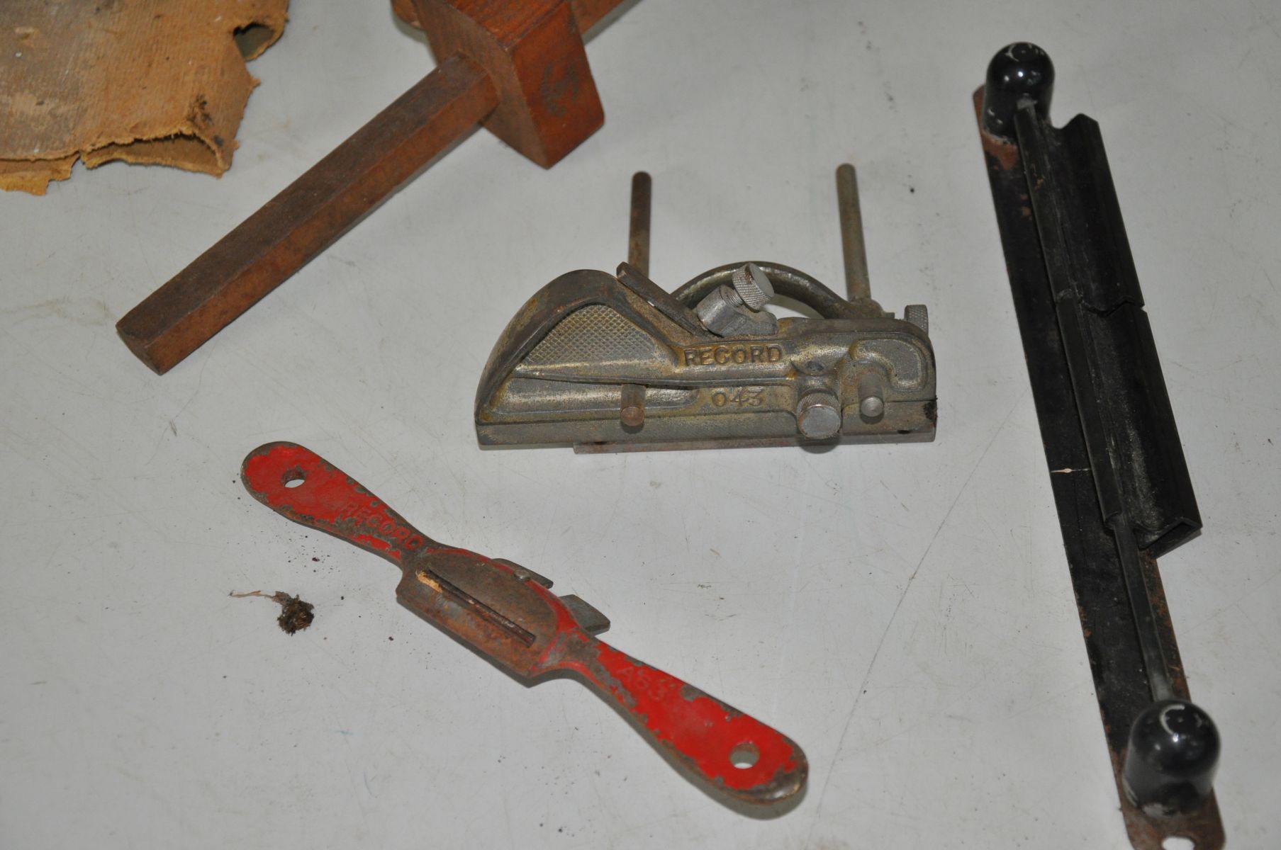 A COLLECTION OF VINTAGE TOOLS, IRONS, CASTERS ETC, including a Record No 043 gauge, a Spongs Bean - Image 2 of 6
