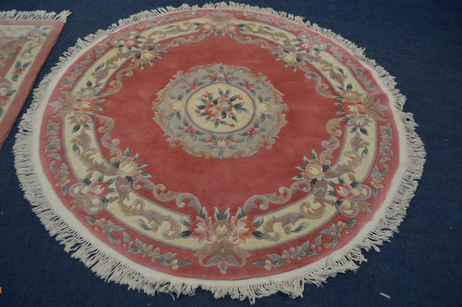 A CIRCULAR CHINESE PINK GROUND RUG, diameter 186cm, together with a similar rectangular rug (2) - Bild 2 aus 3