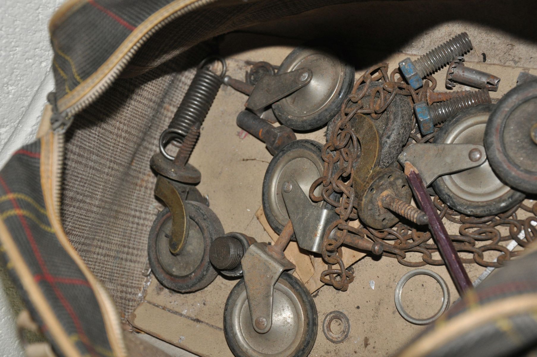 A COLLECTION OF VINTAGE TOOLS, IRONS, CASTERS ETC, including a Record No 043 gauge, a Spongs Bean - Image 6 of 6