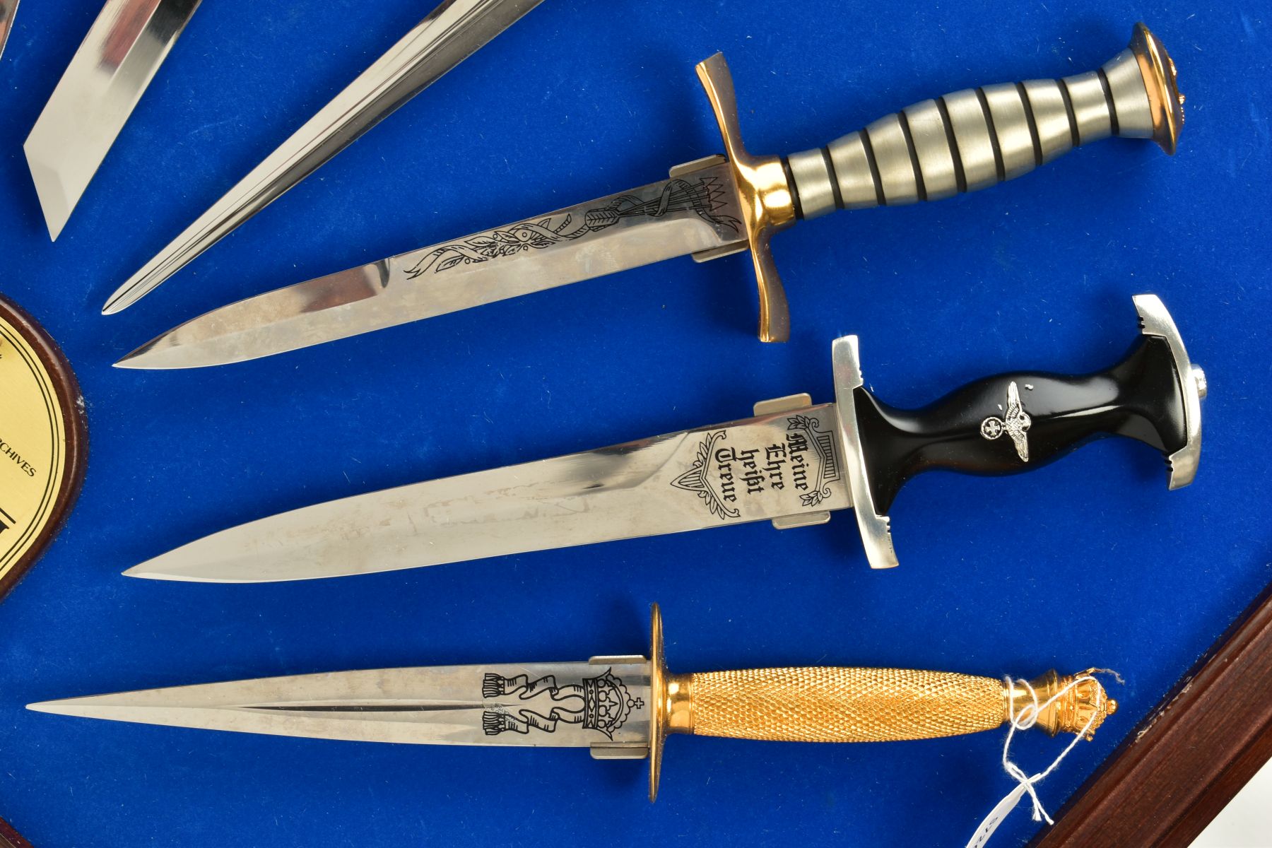 A LARGE FRAME DISPLAY OF COMBAT KNIVES OF WWII, eight knives and daggers in total, display use - Image 4 of 4