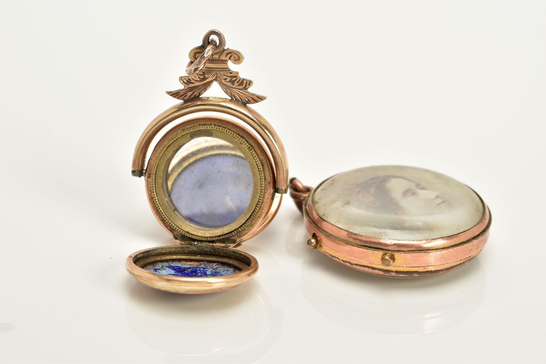 TWO YELLOW METAL LOCKETS, to include a circular double sided glass panel locket with photo, fitted - Image 3 of 4