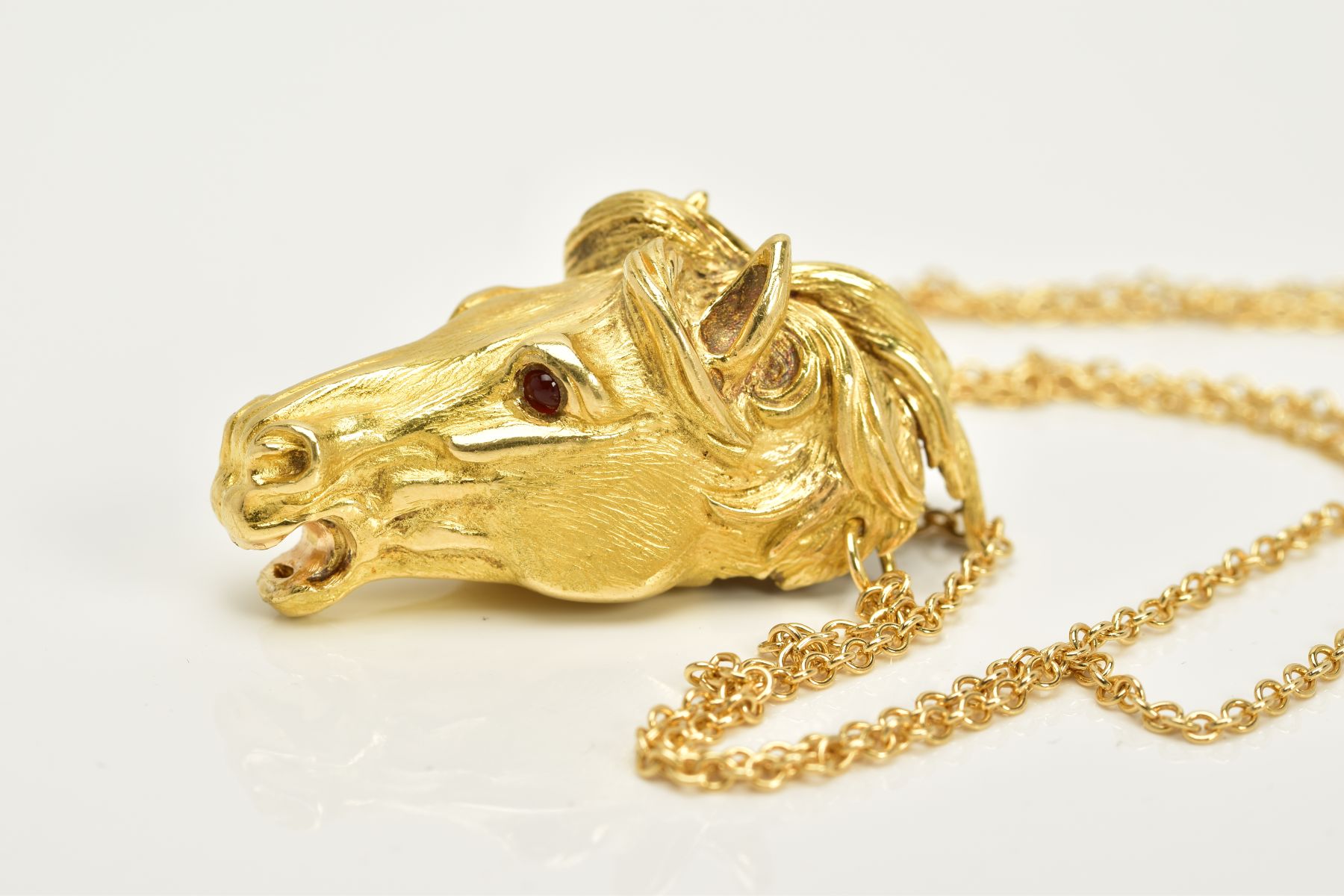 A MODERN HORSE HEAD PENDANT, realistically stylized, textured finish with ruby eyes, pendant - Image 3 of 5