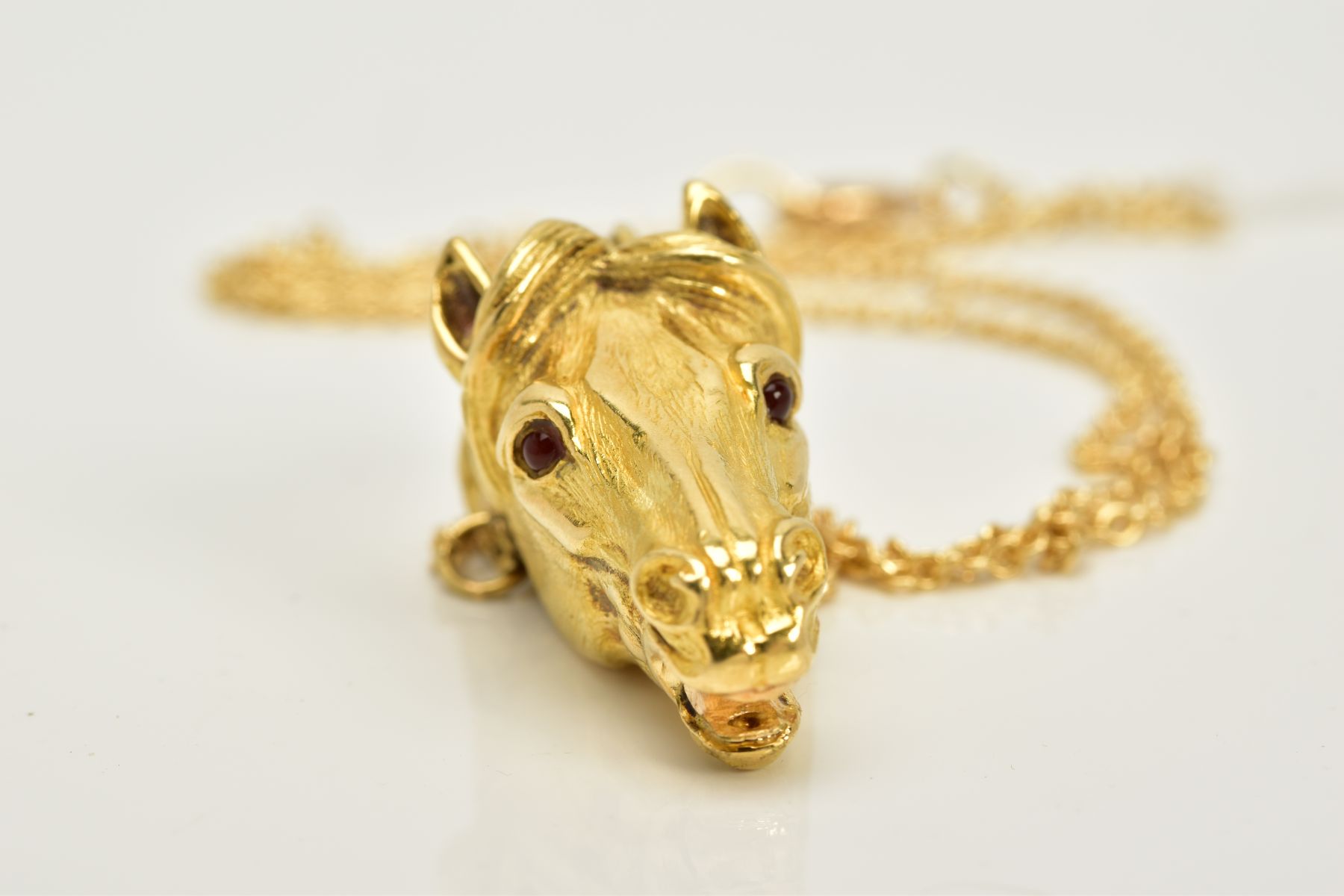 A MODERN HORSE HEAD PENDANT, realistically stylized, textured finish with ruby eyes, pendant - Image 5 of 5