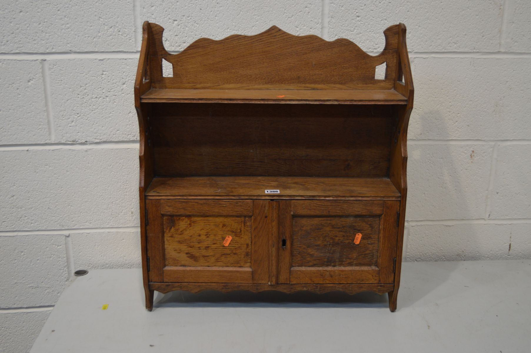 AN EARLY 20TH CENTURY OAK ARTS AND CRAFTS HANGING BOOKSHELF with a two door cupboard - Image 3 of 4