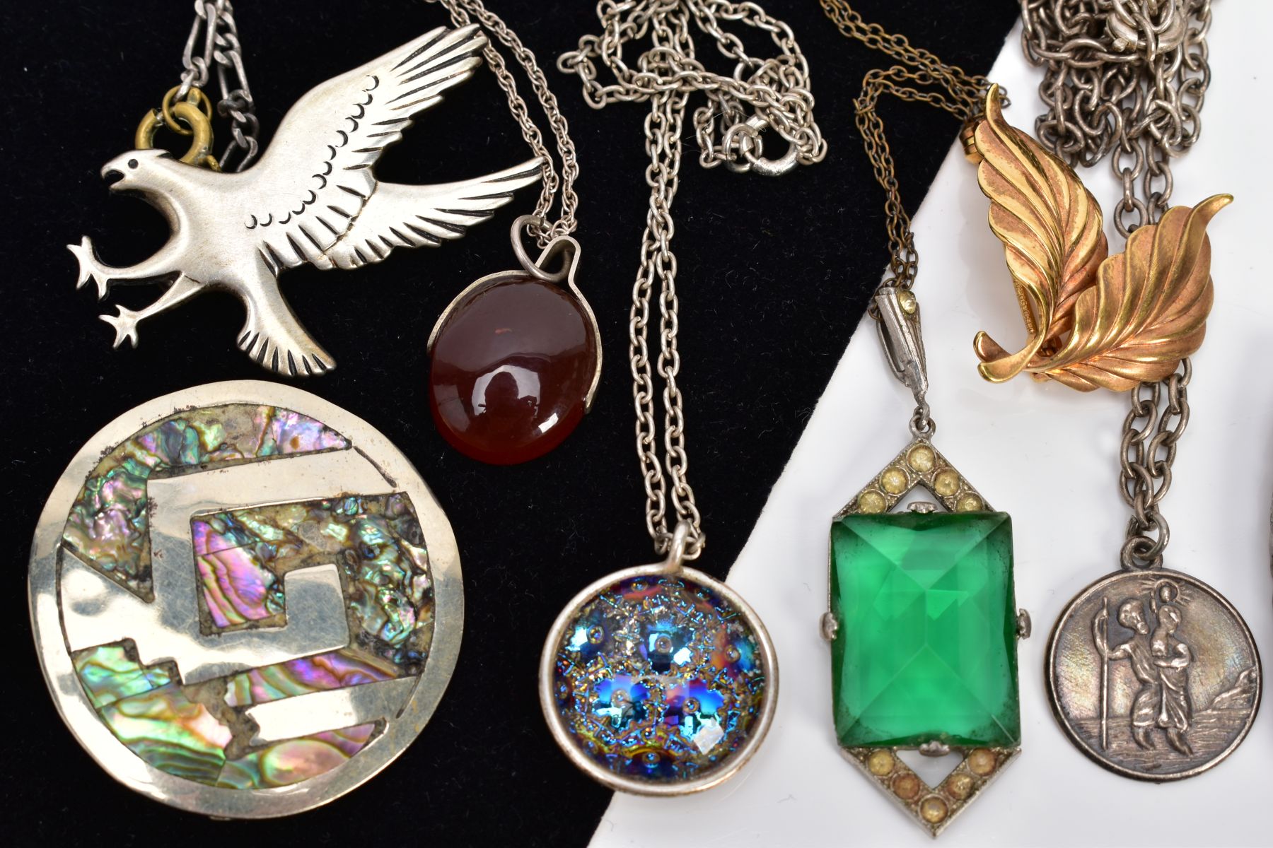 A SELECTION OF JEWELLERY, to include five white metal pendants necklaces, such as an agate slice - Image 4 of 5