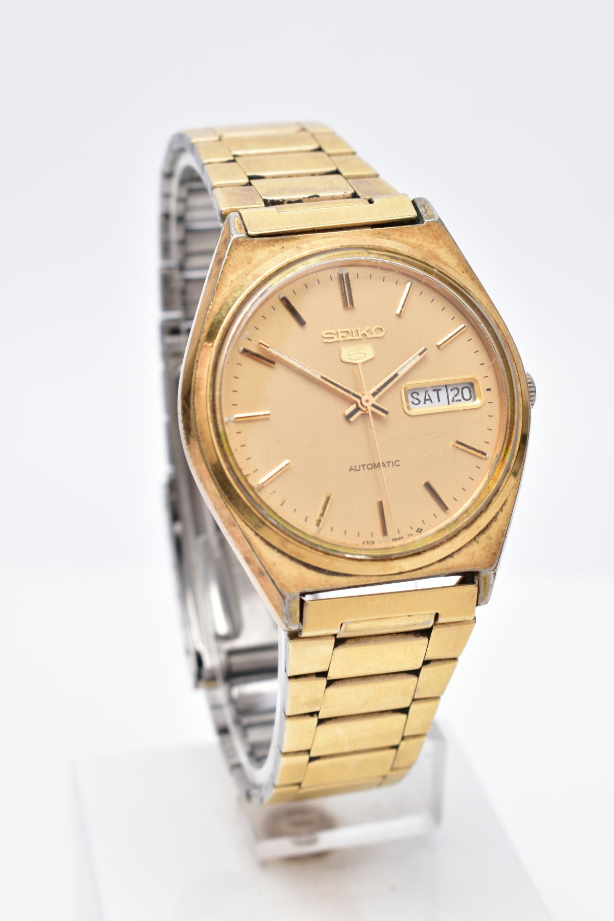 A GENTLEMENS SEIKO WRISTWATCH, the gold coloured dial, baton markers, dial signed 'Seiko 5 - Image 3 of 5
