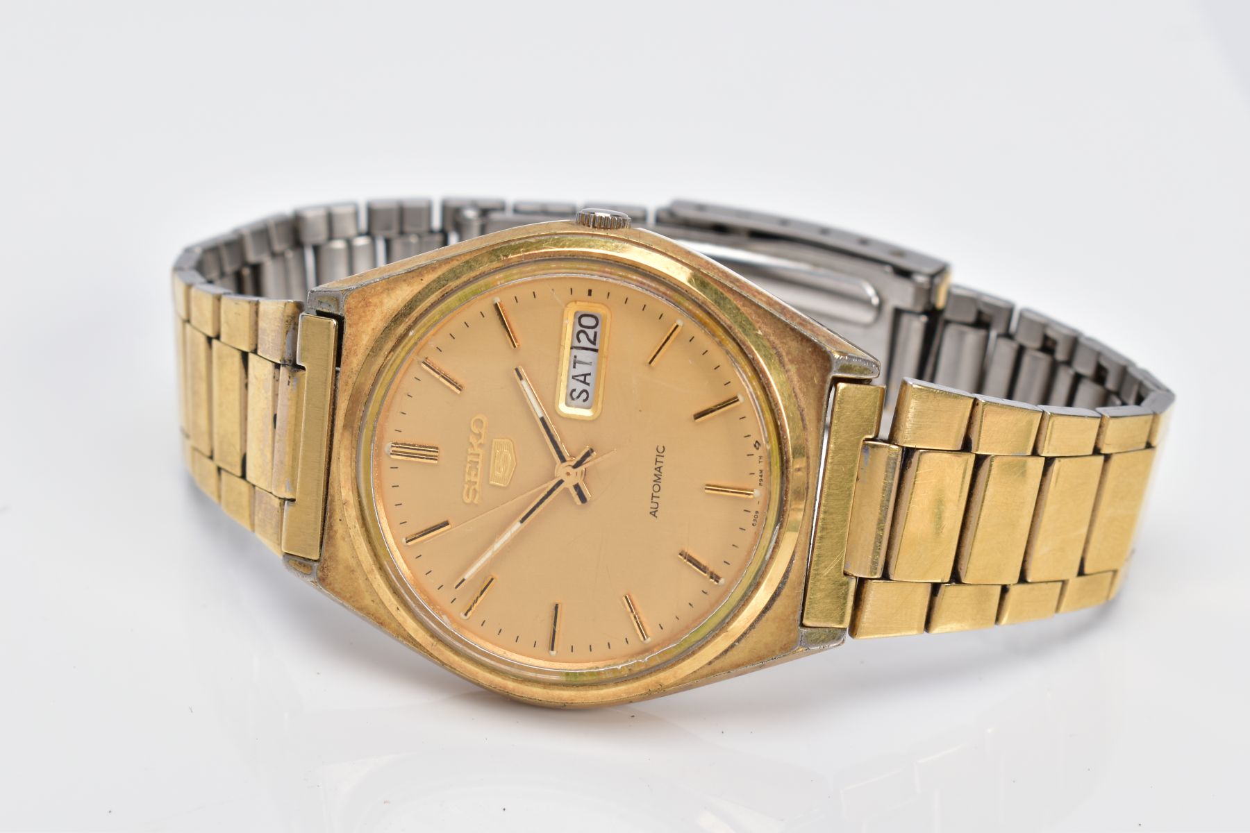 A GENTLEMENS SEIKO WRISTWATCH, the gold coloured dial, baton markers, dial signed 'Seiko 5 - Image 4 of 5