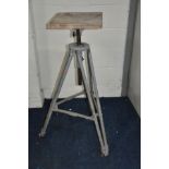 AN ALEC TIRANTI OF LONDON VINTAGE ARTISTS SCOPAS MODELLING STAND in the form of a metal tripod