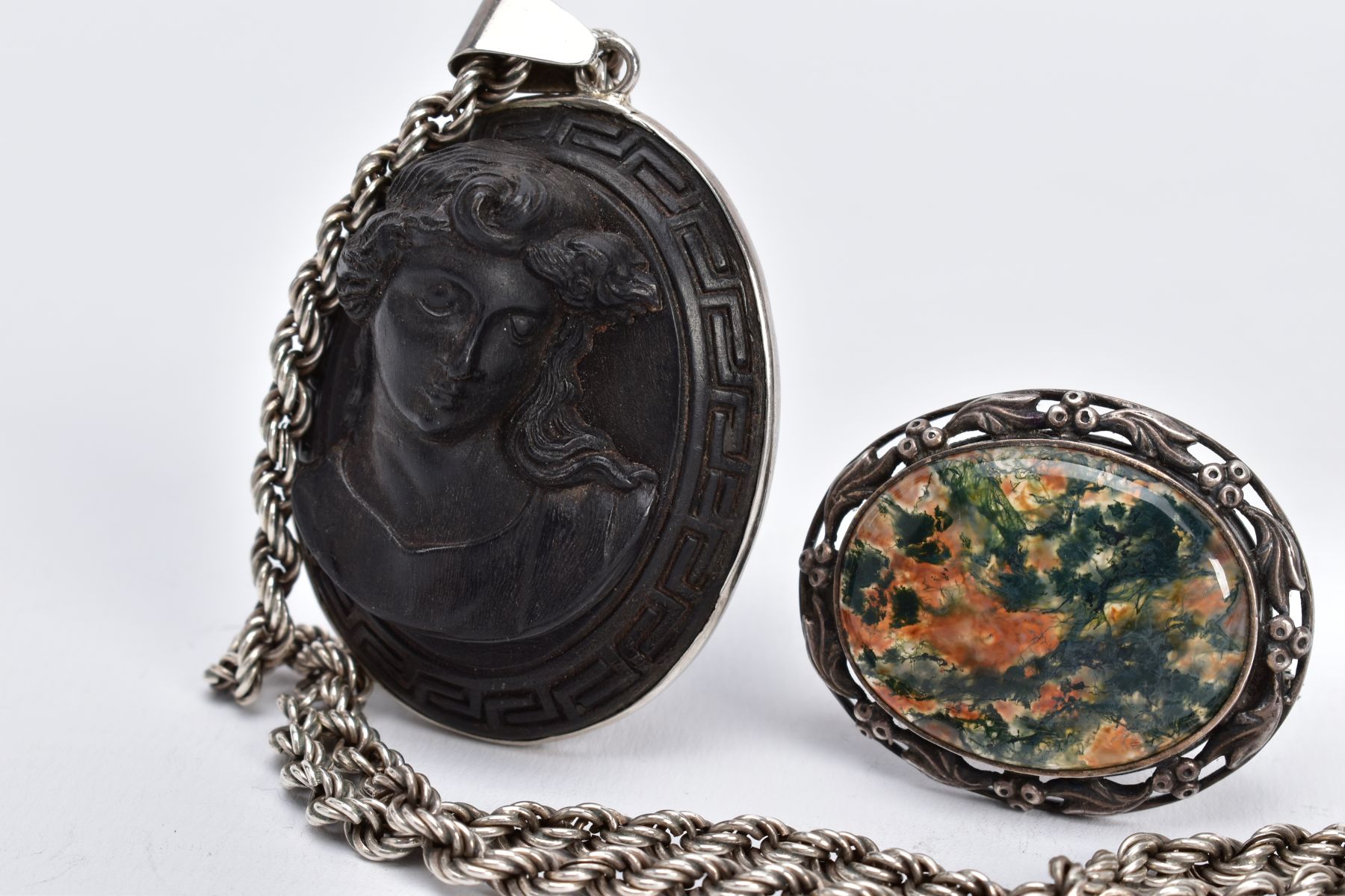 A SILVER AGATE BROOCH AND A HIGH RELIEF CAMEO PENDANT NECKLACE, the silver brooch designed with an - Image 2 of 4