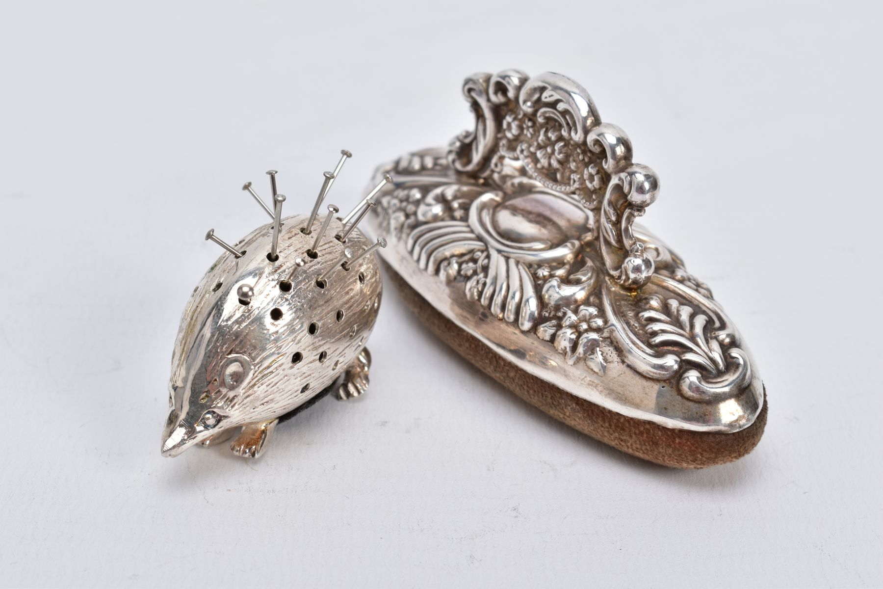 A SILVER PIN CUSHION AND NAIL BUFFER, the pin cushion on the form of a hedgehog, hallmarked - Image 4 of 4