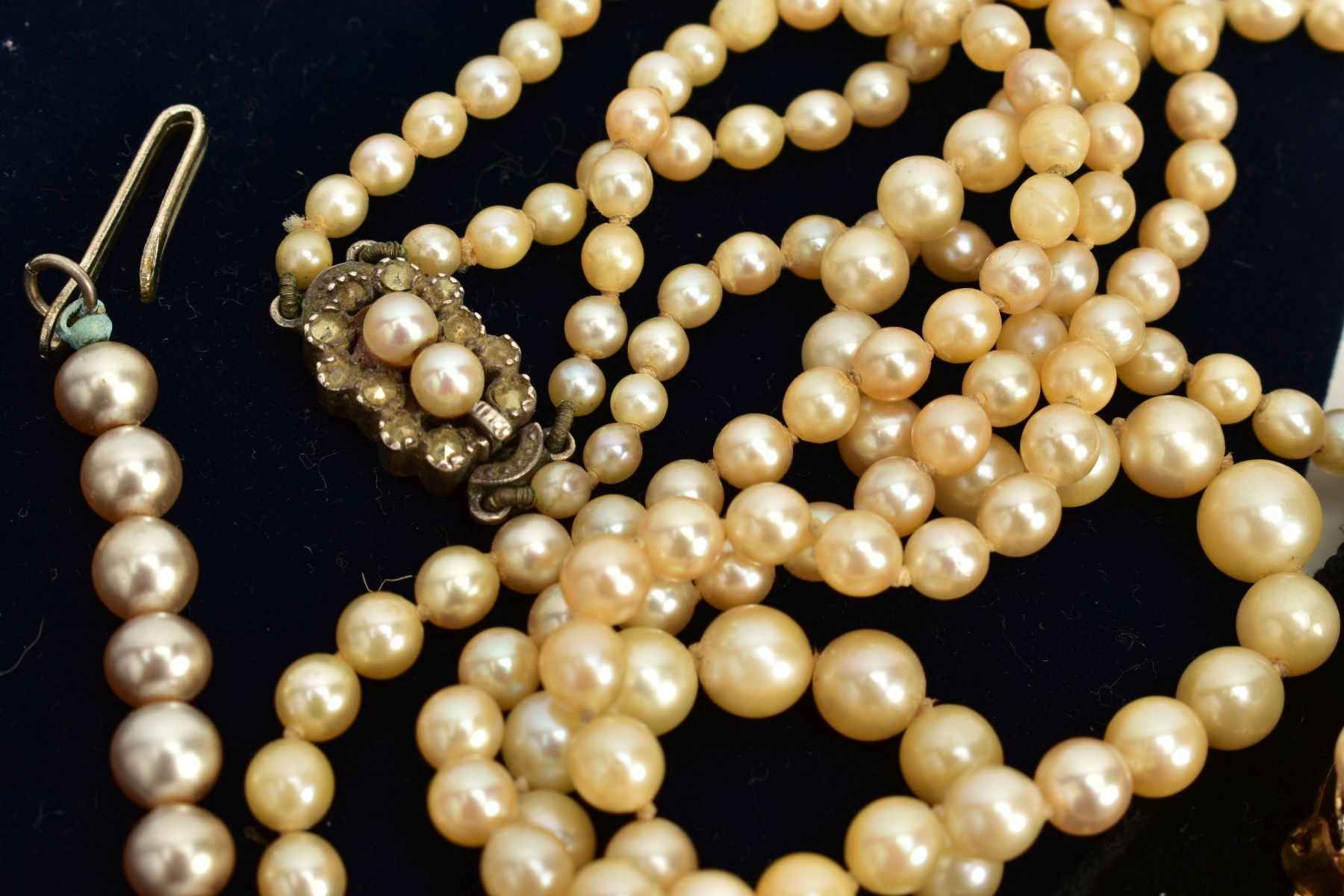 A SMALL QUANTITY OF JEWELLERY, to include a graduated double strand cultured pearl necklace, - Image 4 of 6