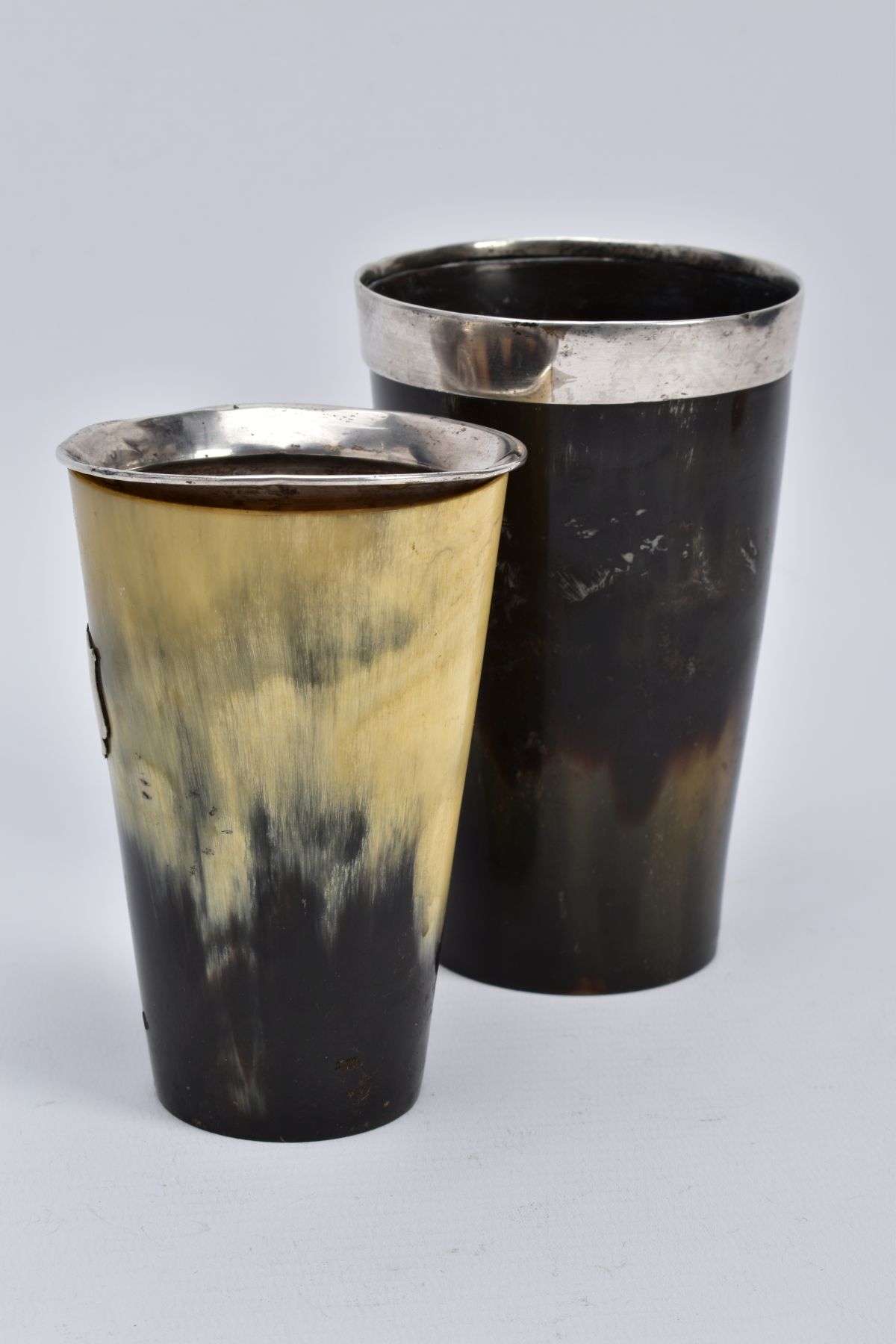 TWO HORN BEAKERS, the first of brown and cream colour, with a silver vacant cartouche to the front - Bild 2 aus 4