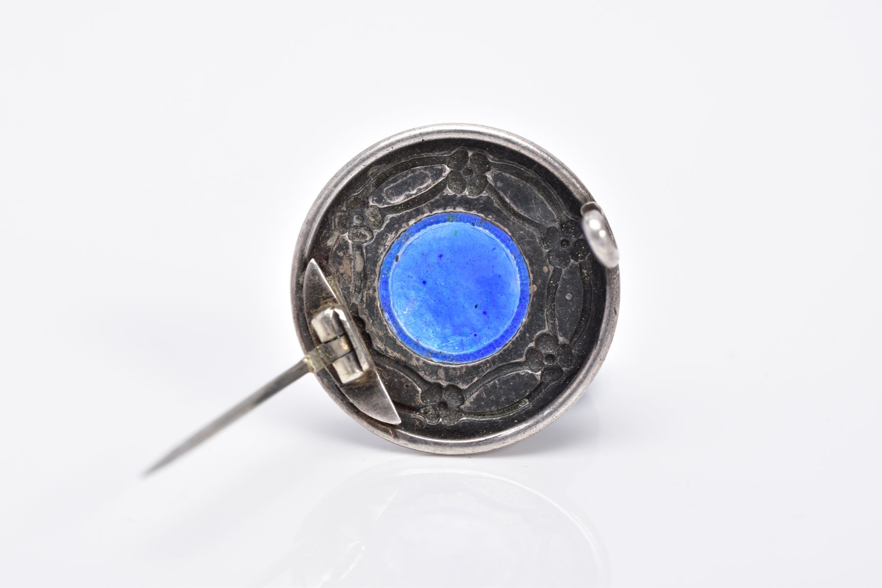 AN EARLY 20TH CENTURY CHARLES HORNER BROOCH, the guilloche enamel brooch, of circular form, set with - Image 3 of 3