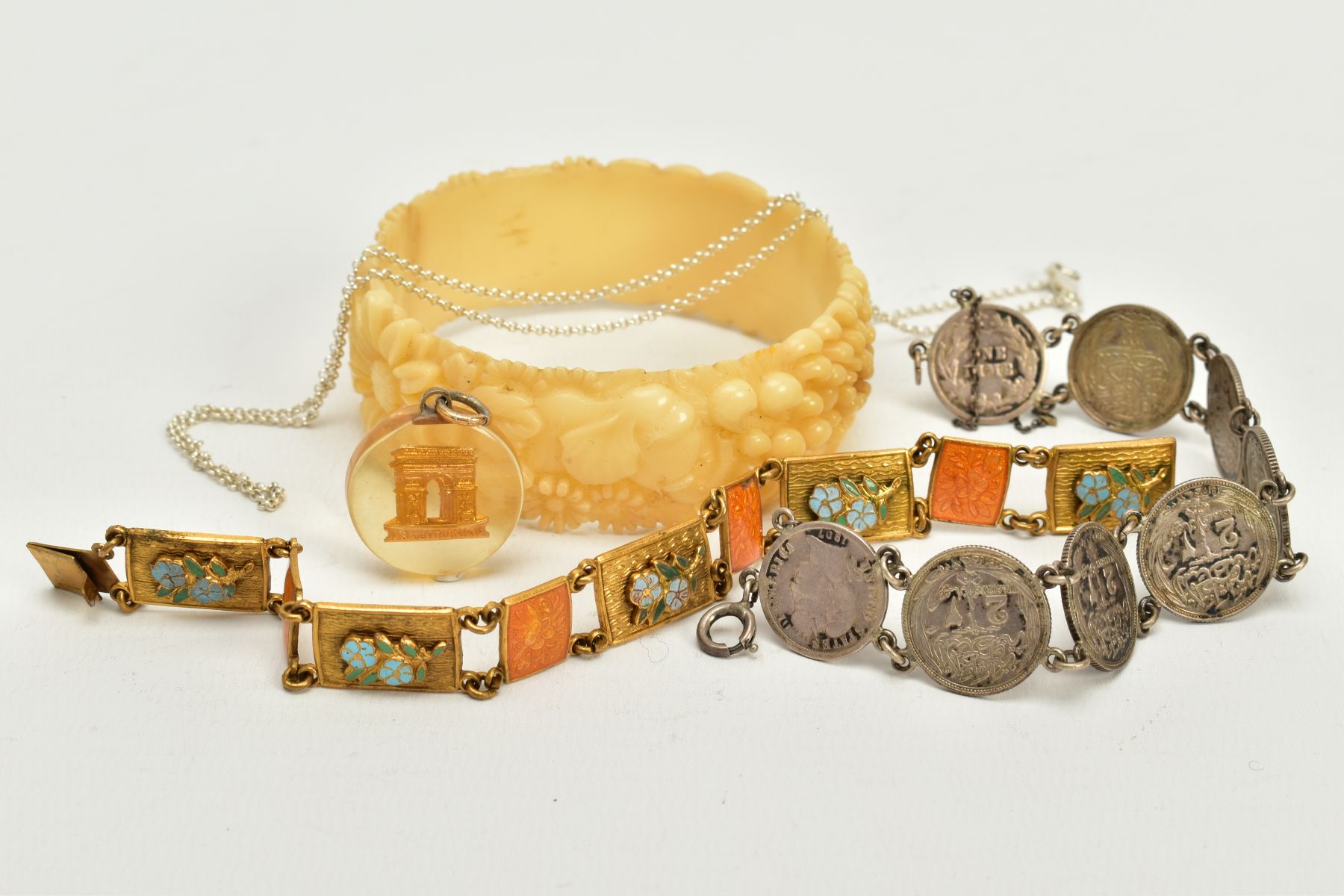 A SMALL QUANTITY OF JEWELLERY, to include a yellow metal 'forget me not' and orange guilloche enamel