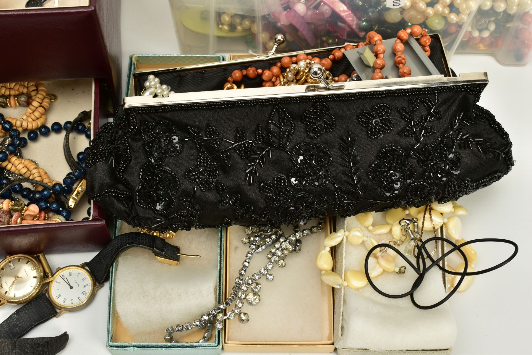 A BOX OF COSTUME JEWELLERY AND A BURGUNDY JEWELLERY BOX WITH CONTENTS, to include a yellow metal - Image 3 of 4