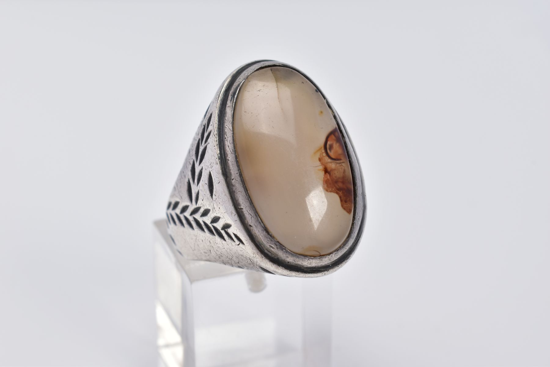 A WHITE METAL GEM SET RING, of oval design set with a cabochon cloudy stone assessed as agate, - Image 4 of 4