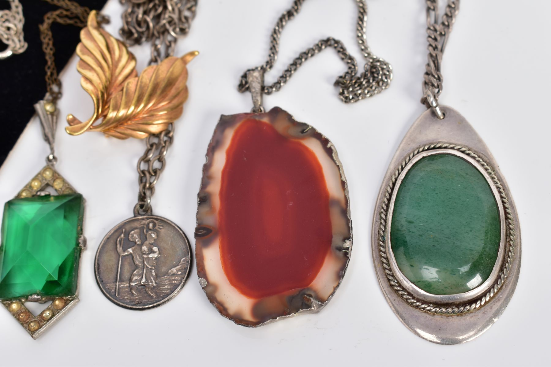 A SELECTION OF JEWELLERY, to include five white metal pendants necklaces, such as an agate slice - Image 5 of 5
