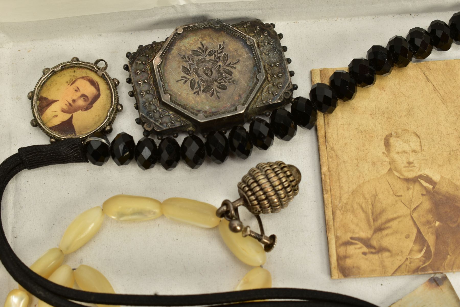 A MIXED LOT OF VICTORIAN AND EDWARDIAN ITEMS, to include a silver Edwardian floral engraved bow - Image 3 of 5