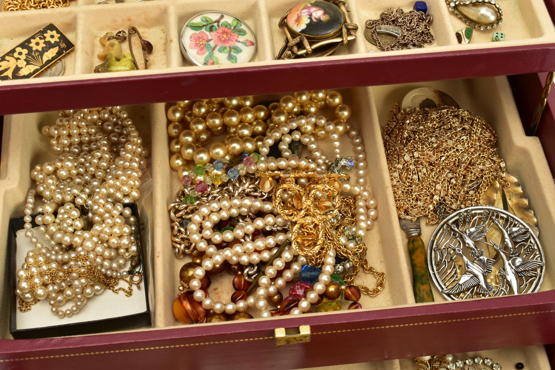 A JEWELLERY BOX WITH COSTUME JEWELLERY, the three tiered burgundy and gold trim jewellery box - Image 3 of 4