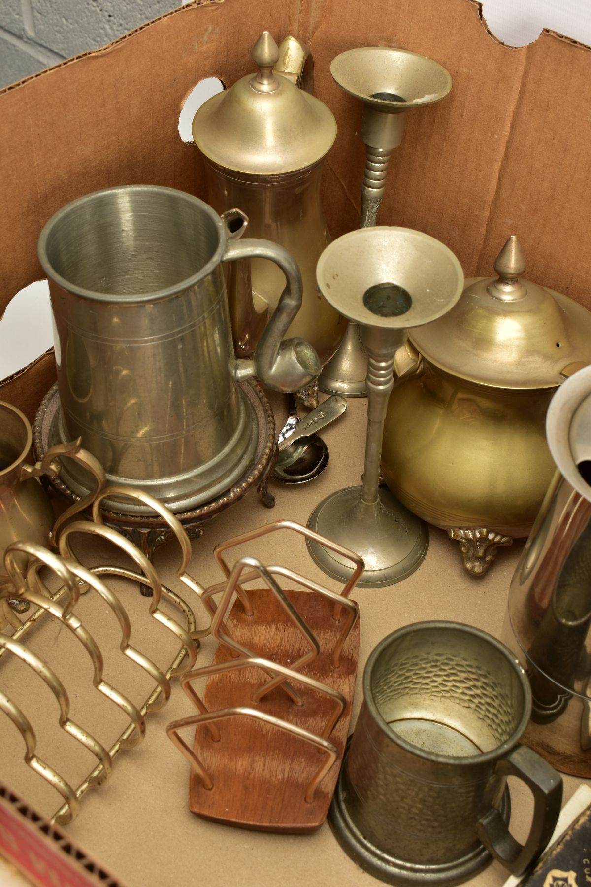 A SELECTION OF METALWARE, to include a white metal lidded entree dish, a pewter beer jug with pipe - Bild 5 aus 7