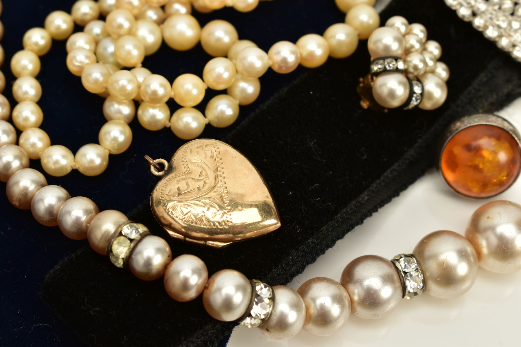 A SMALL QUANTITY OF JEWELLERY, to include a graduated double strand cultured pearl necklace, - Image 3 of 6