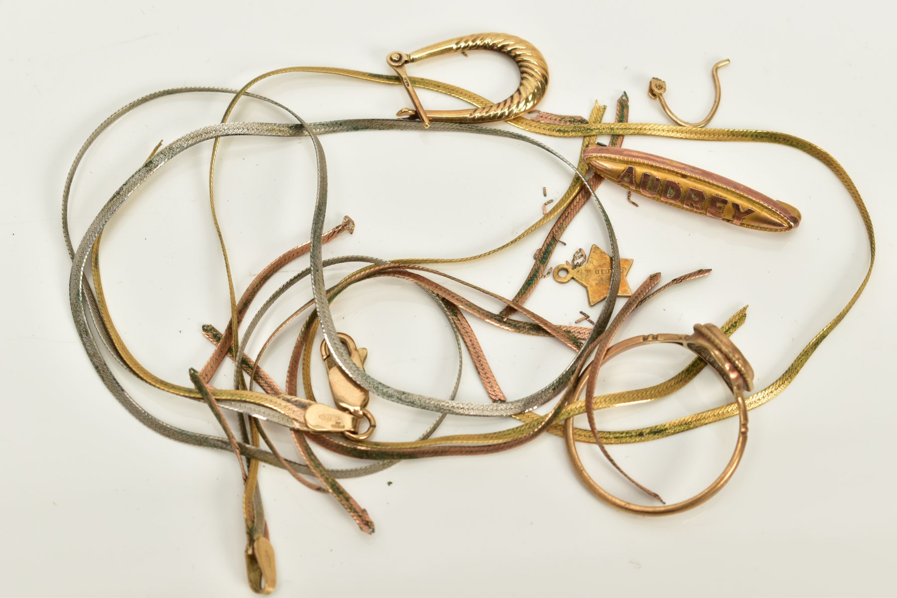 A SMALL QUANTITY OF YELLOW METAL JEWELLERY, to include a broken tri-coloured necklace, lobster