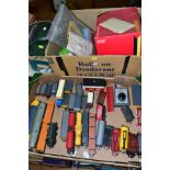 A QUANTITY OF UNBOXED AND ASSORTED OO AND HO GAUGE MODEL RAILWAY ITEMS, to include Hornby Dublo