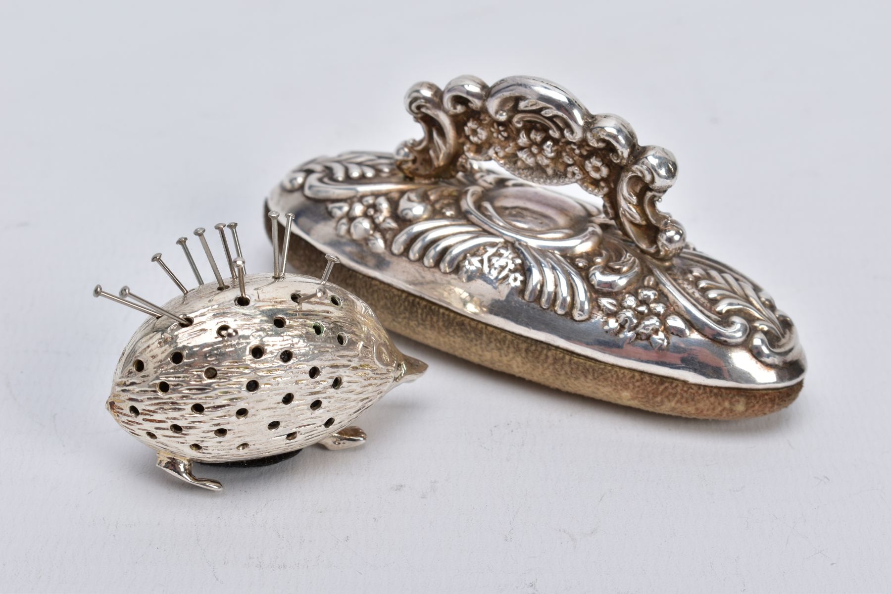 A SILVER PIN CUSHION AND NAIL BUFFER, the pin cushion on the form of a hedgehog, hallmarked - Image 3 of 4