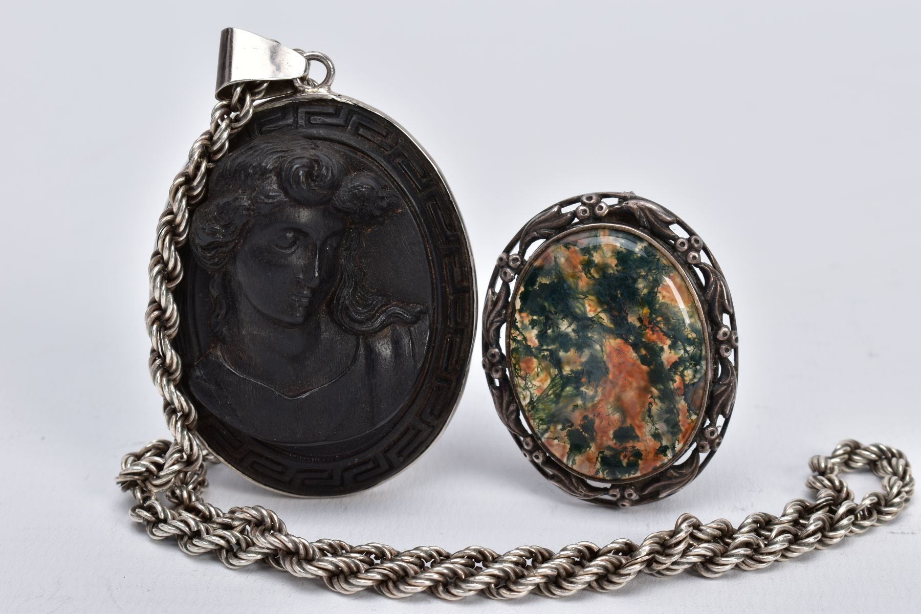 A SILVER AGATE BROOCH AND A HIGH RELIEF CAMEO PENDANT NECKLACE, the silver brooch designed with an