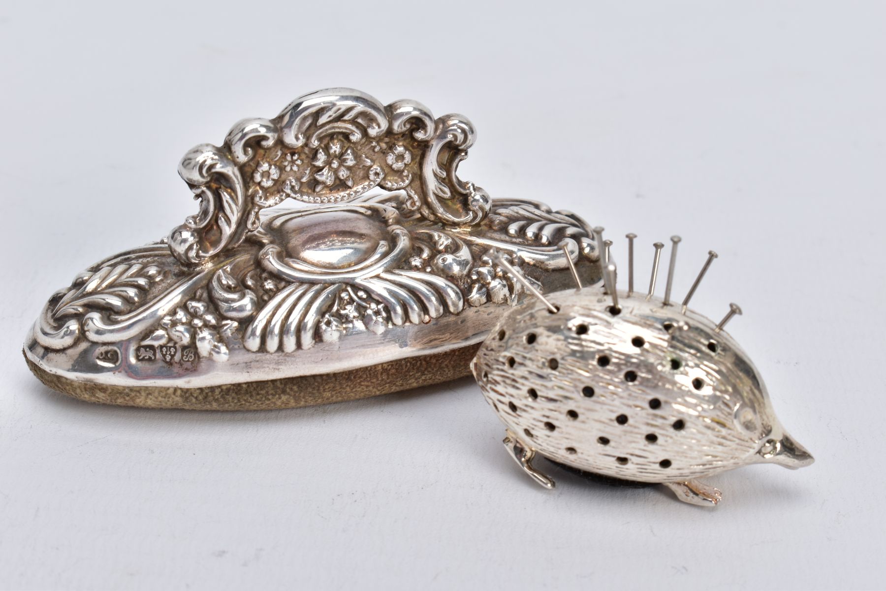 A SILVER PIN CUSHION AND NAIL BUFFER, the pin cushion on the form of a hedgehog, hallmarked - Image 2 of 4