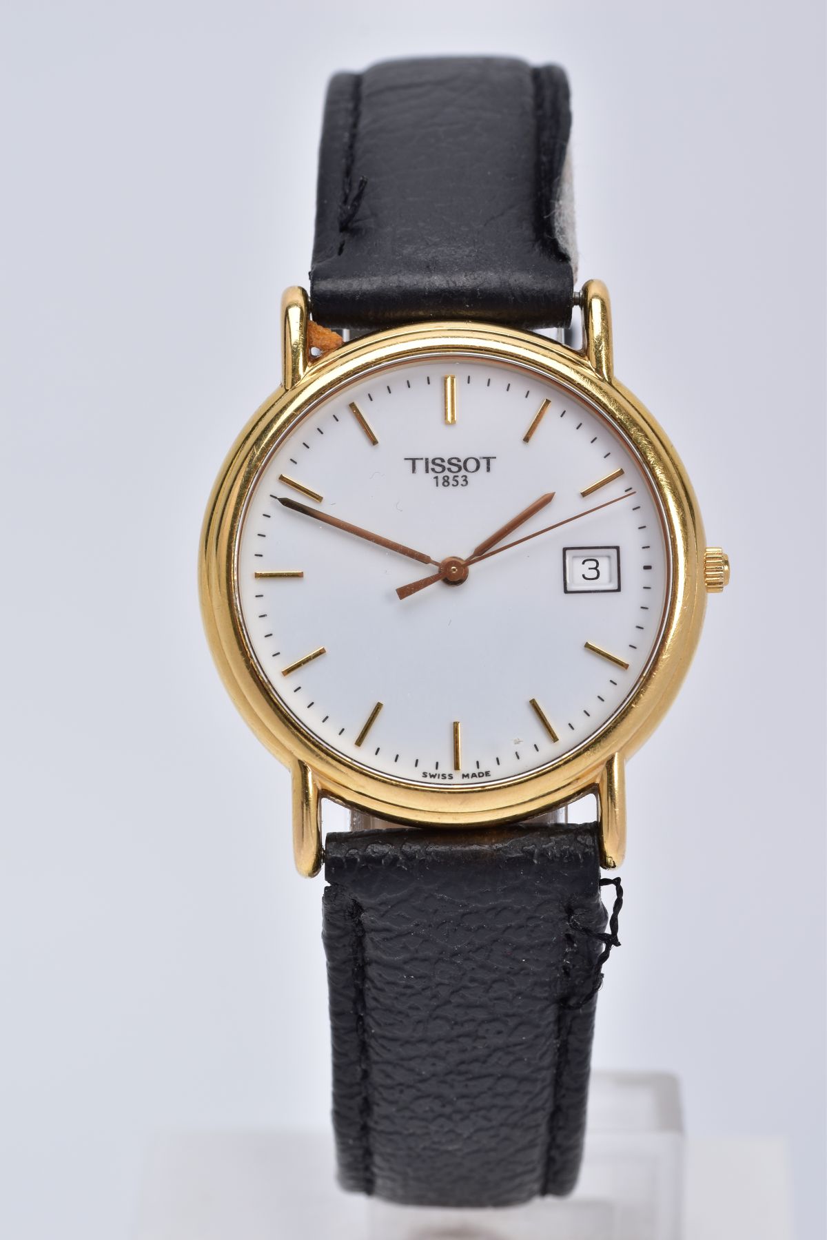 A GENTS 18CT GOLD TISSOT WRISTWATCH, designed with a white dial, dial signed 'Tissot 1853' baton