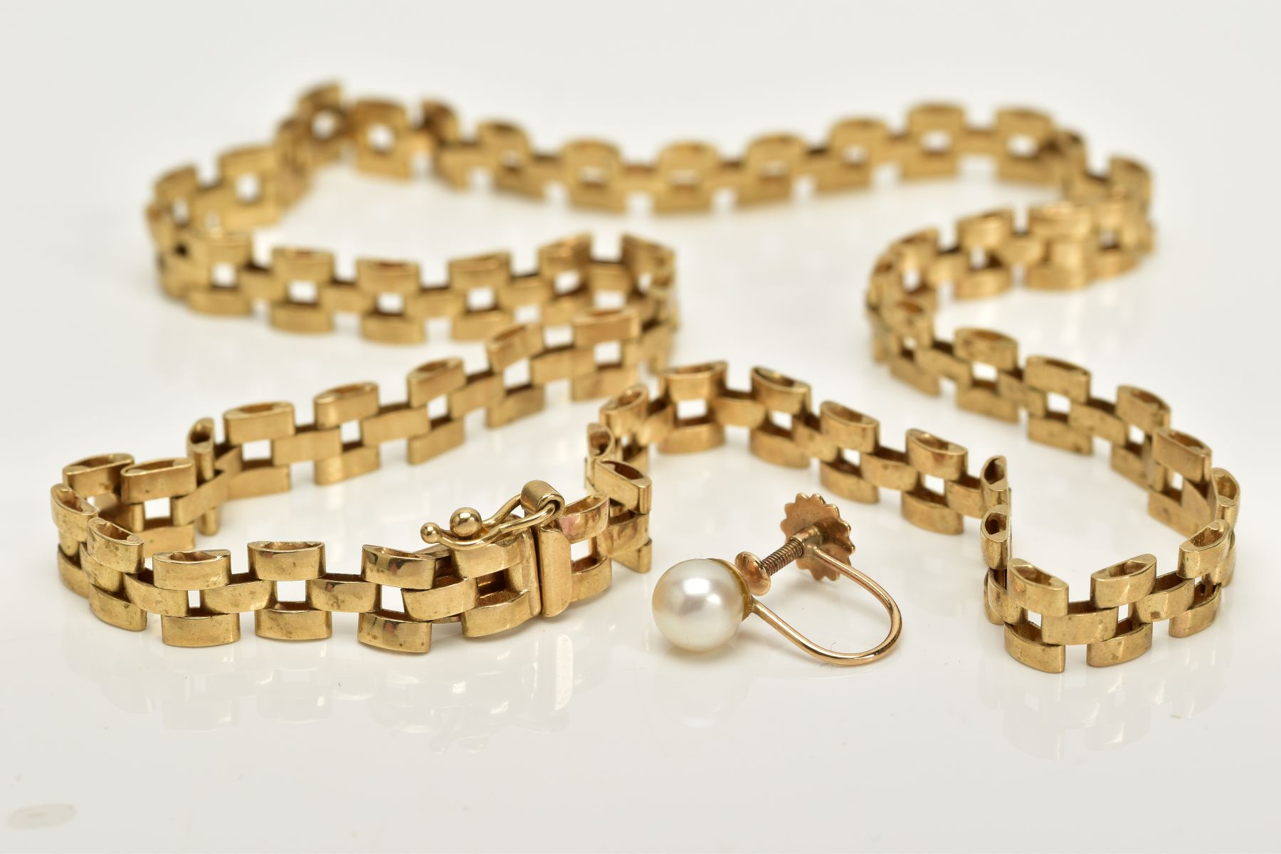 A 9CT GOLD CHAIN AND A SINGLE EARRING, the gate chain fitted to an integrated box clasp, 9ct gold