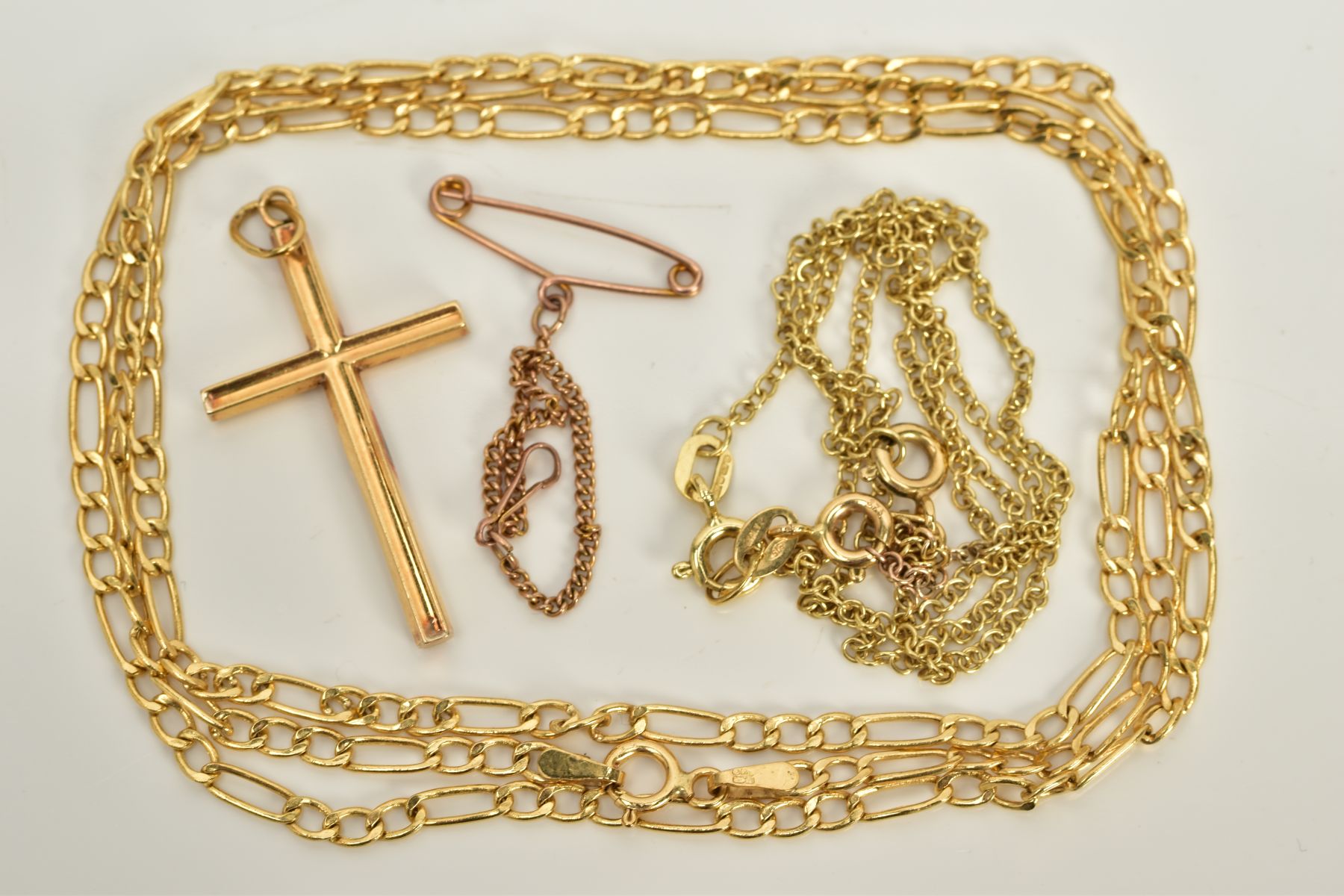 A SMALL SELECTION OF JEWELLERY, to include figaro chain, length 600mm, fitted to a spring clasp,