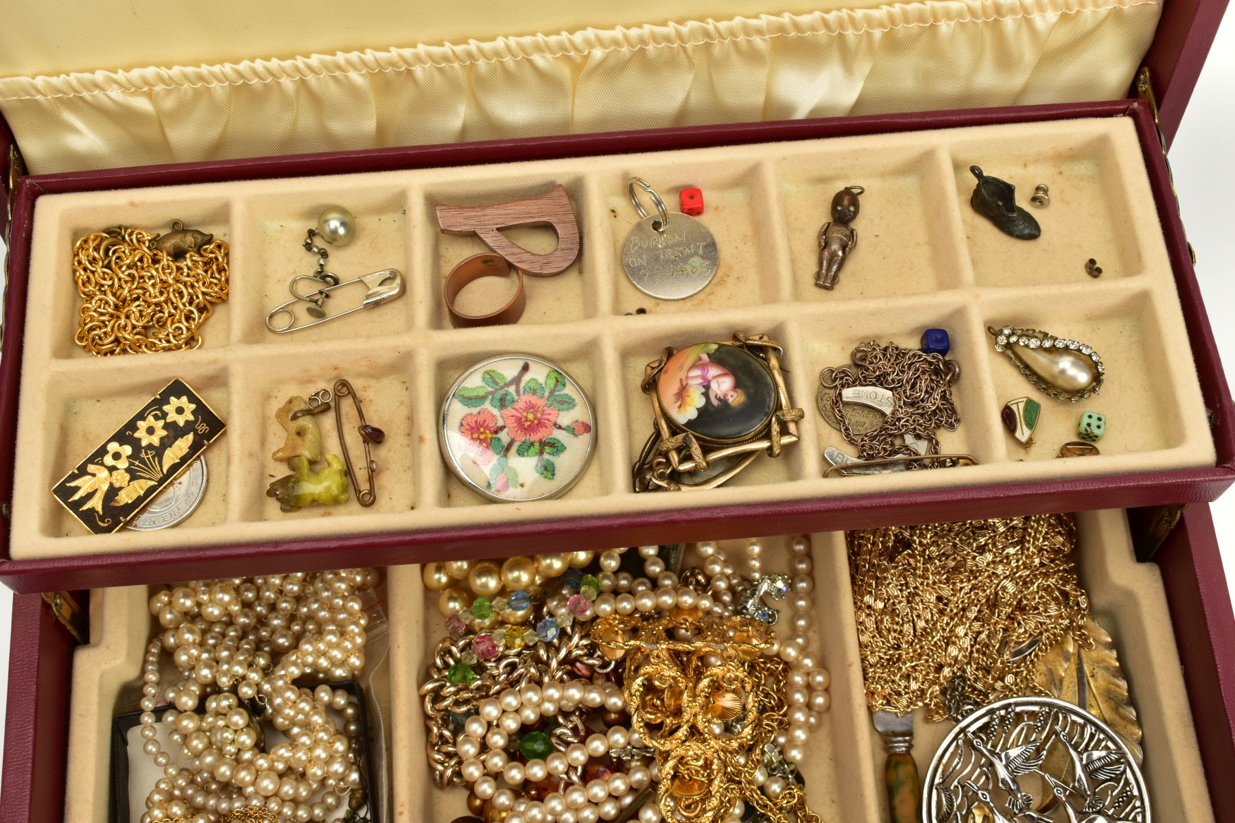 A JEWELLERY BOX WITH COSTUME JEWELLERY, the three tiered burgundy and gold trim jewellery box - Image 2 of 4