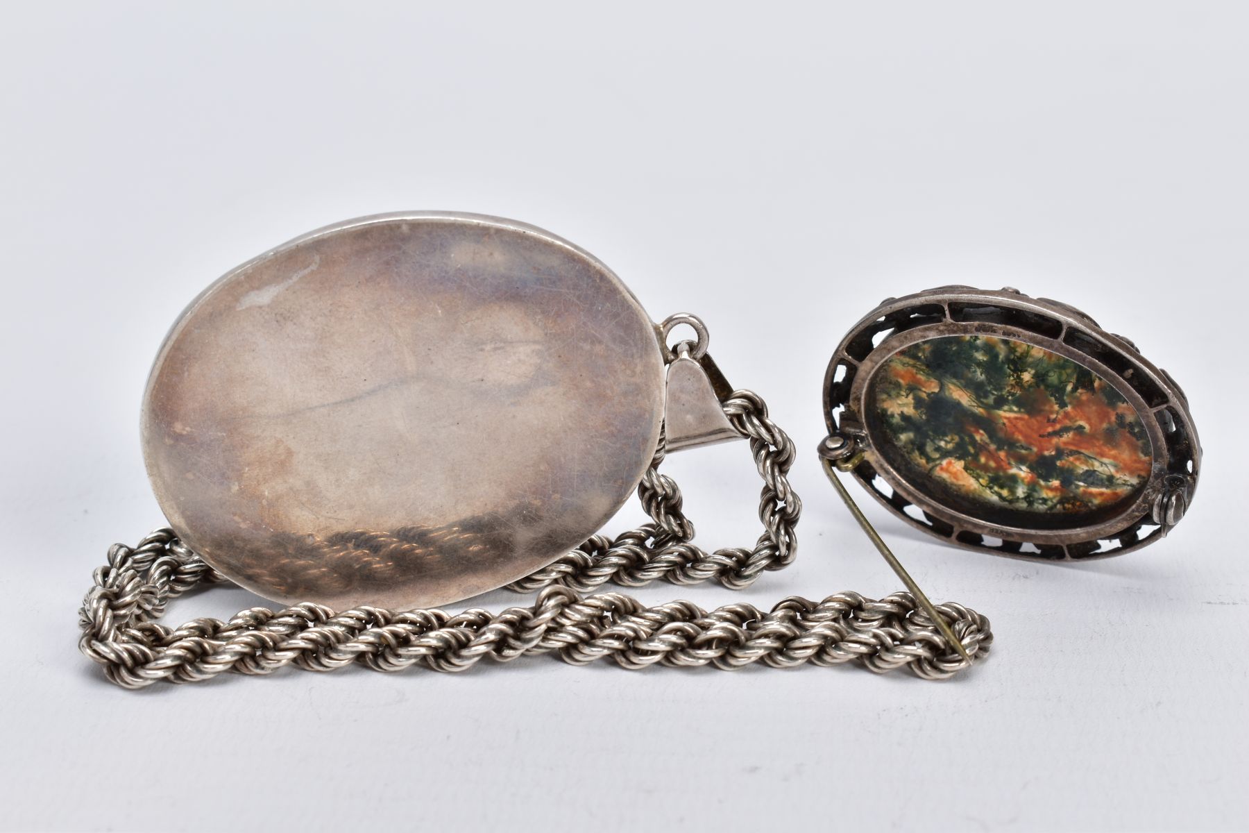 A SILVER AGATE BROOCH AND A HIGH RELIEF CAMEO PENDANT NECKLACE, the silver brooch designed with an - Image 3 of 4