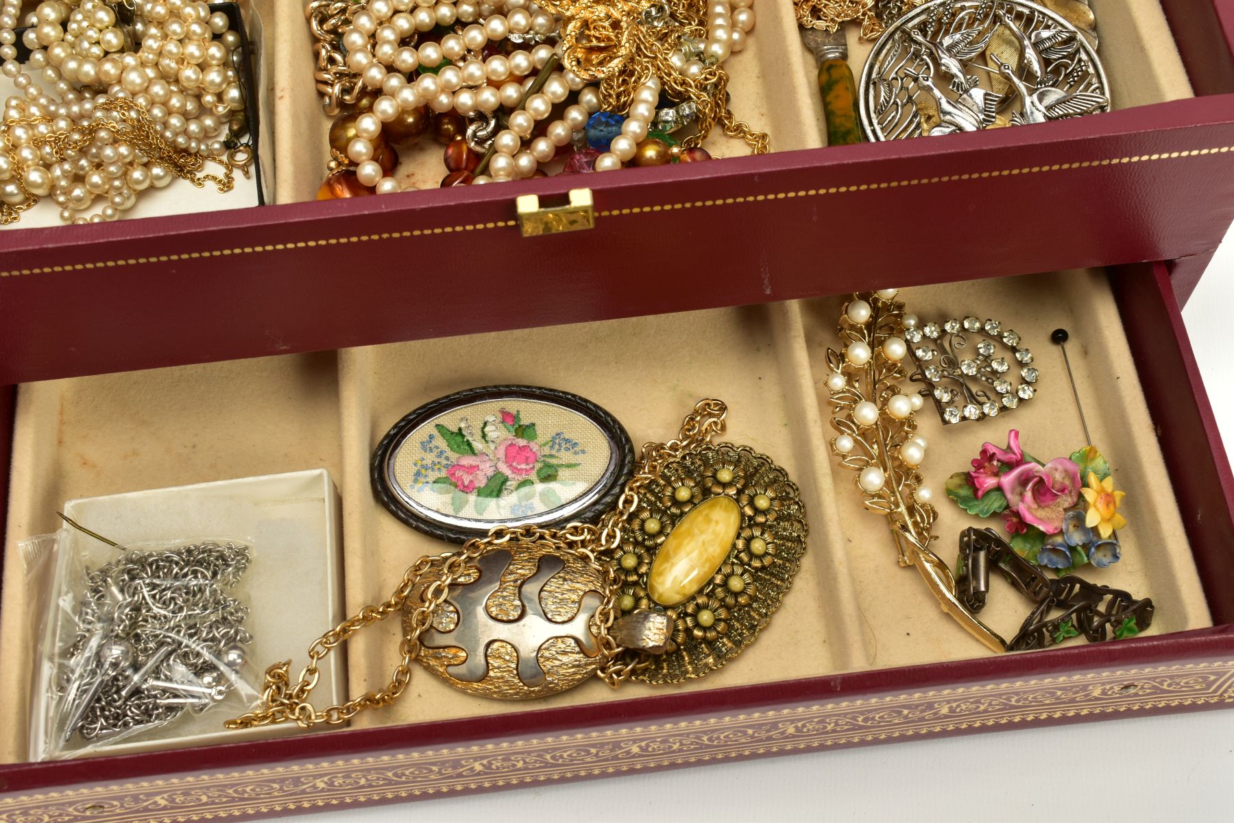 A JEWELLERY BOX WITH COSTUME JEWELLERY, the three tiered burgundy and gold trim jewellery box - Image 4 of 4