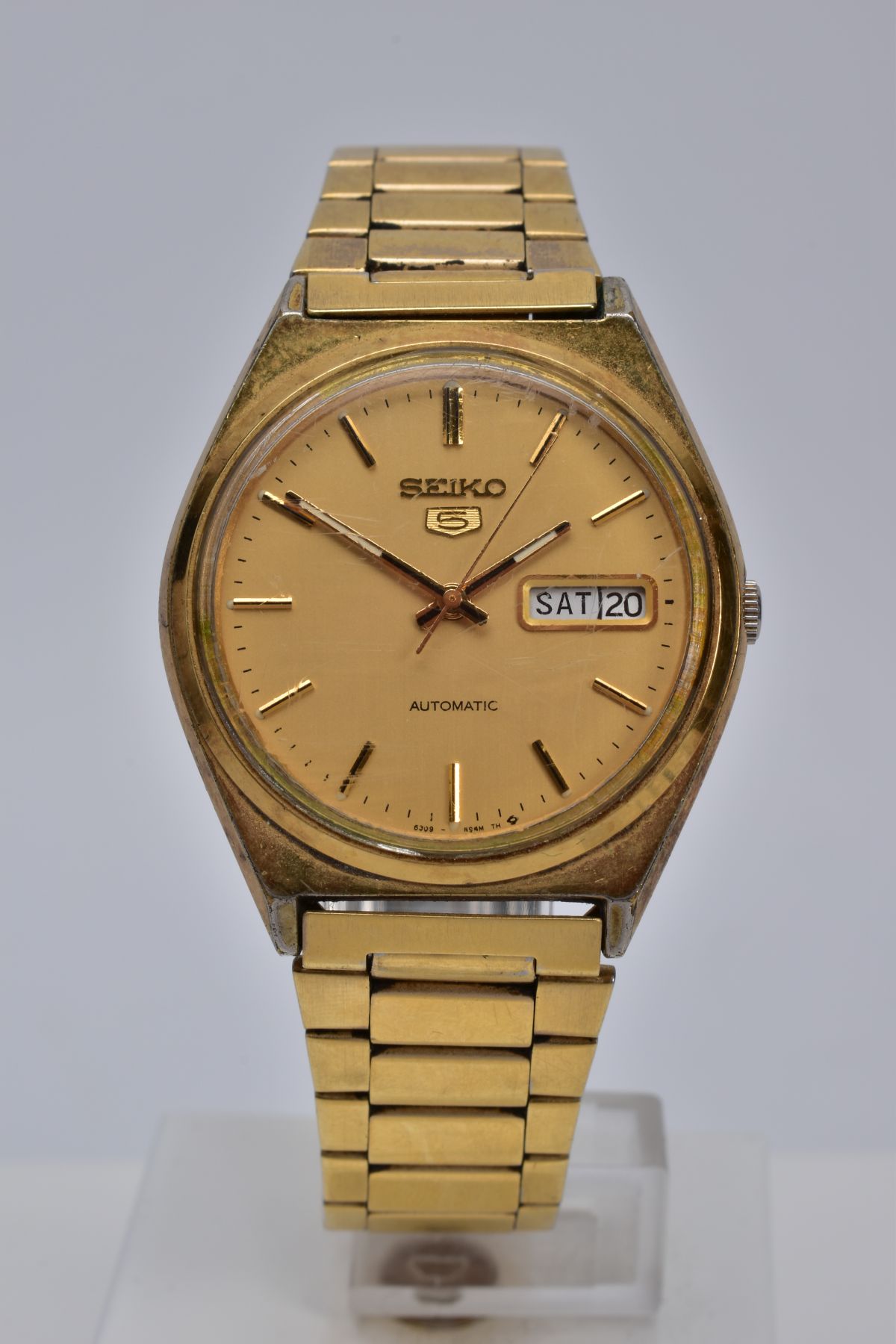 A GENTLEMENS SEIKO WRISTWATCH, the gold coloured dial, baton markers, dial signed 'Seiko 5