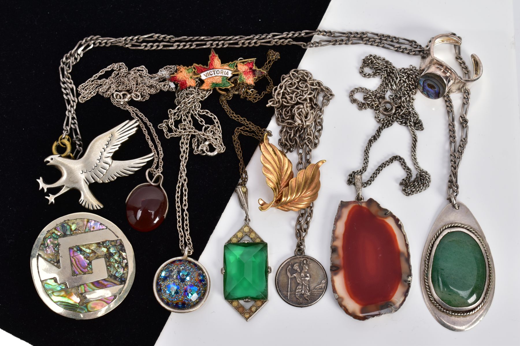 A SELECTION OF JEWELLERY, to include five white metal pendants necklaces, such as an agate slice