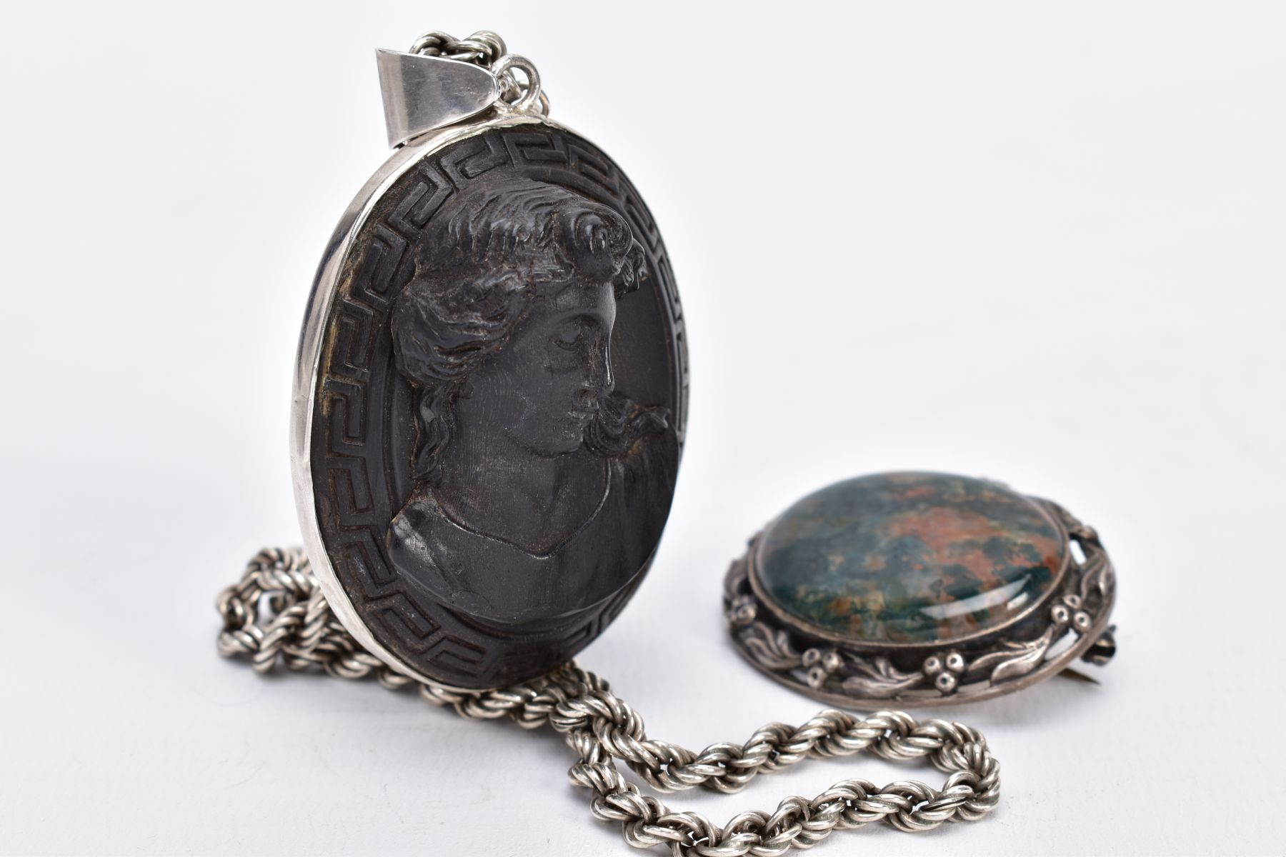 A SILVER AGATE BROOCH AND A HIGH RELIEF CAMEO PENDANT NECKLACE, the silver brooch designed with an - Image 4 of 4