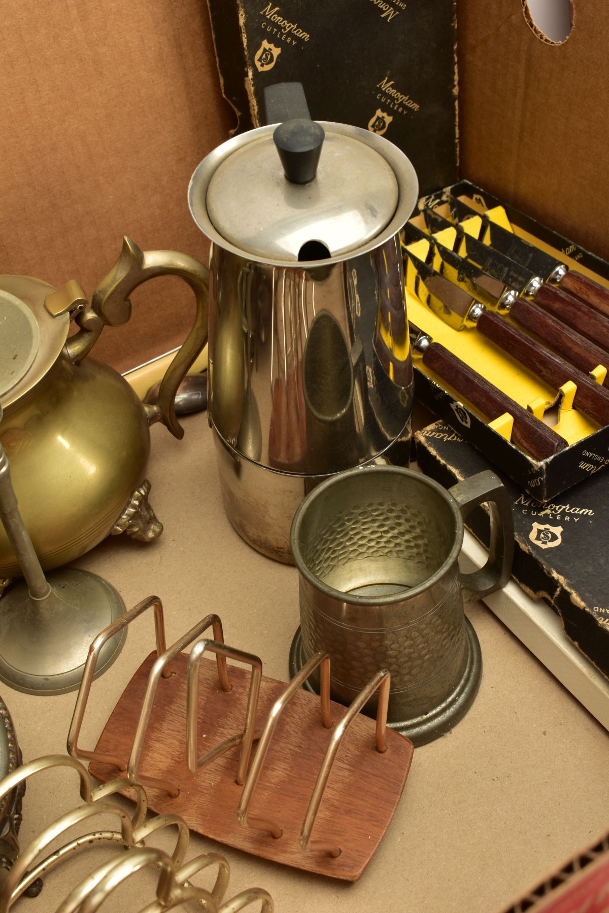 A SELECTION OF METALWARE, to include a white metal lidded entree dish, a pewter beer jug with pipe - Bild 6 aus 7