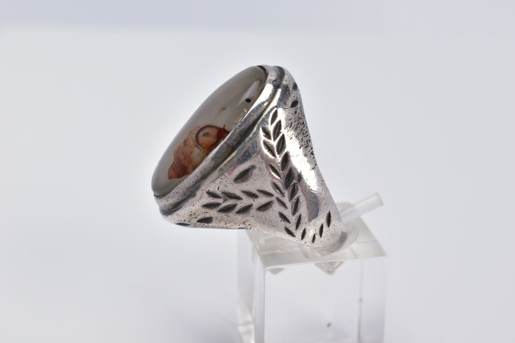 A WHITE METAL GEM SET RING, of oval design set with a cabochon cloudy stone assessed as agate, - Image 2 of 4