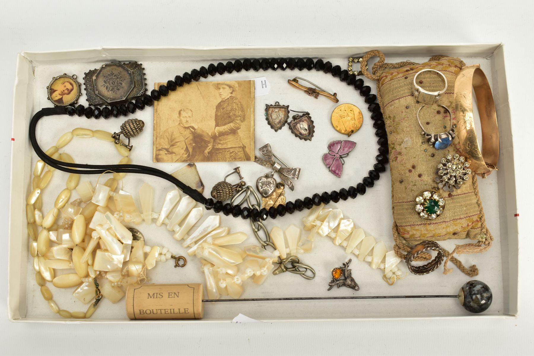 A MIXED LOT OF VICTORIAN AND EDWARDIAN ITEMS, to include a silver Edwardian floral engraved bow