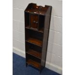 A SLIM EARLY 20TH CENTURY OAK OPEN BOOKCASE with a small single cupboard door, width 33cm x depth