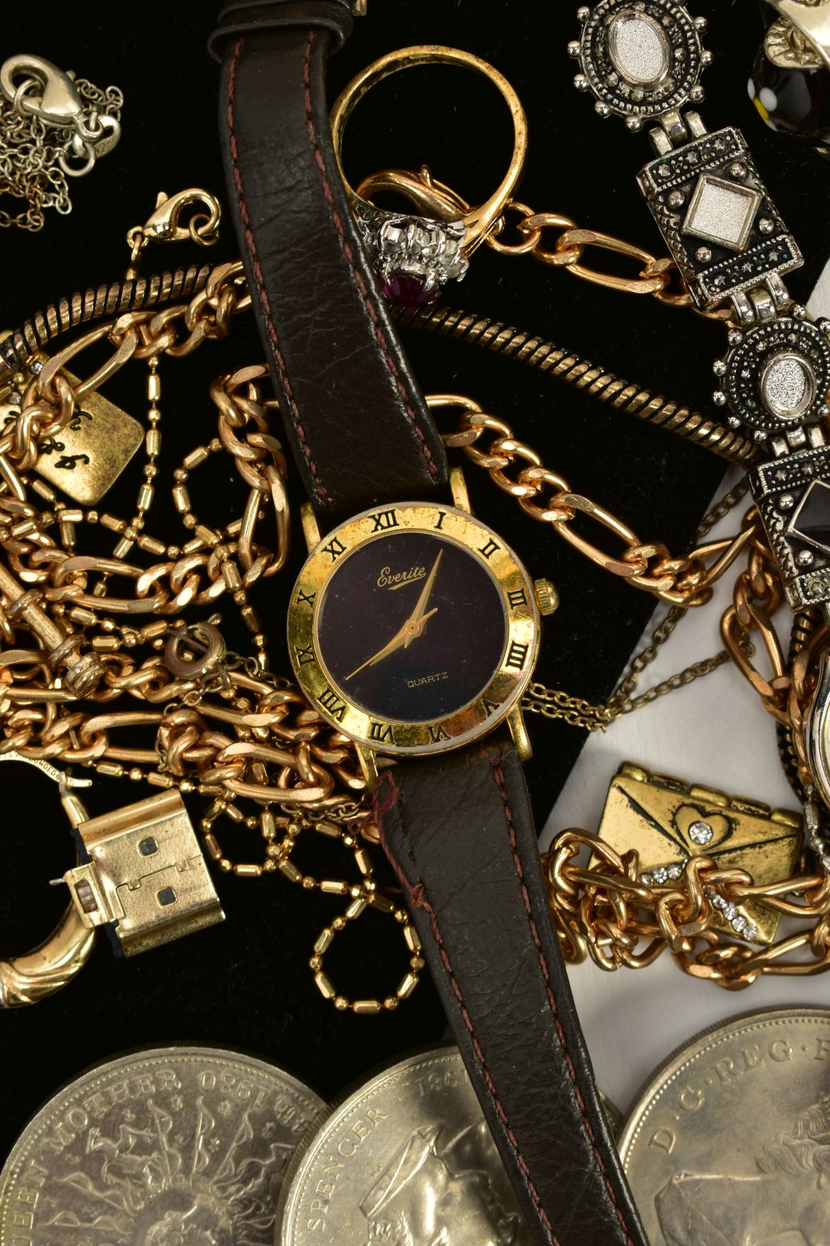 A SMALL QUANTITY OF JEWELLERY AND COINS, to include three ladies wristwatches, such as a ' - Bild 3 aus 3