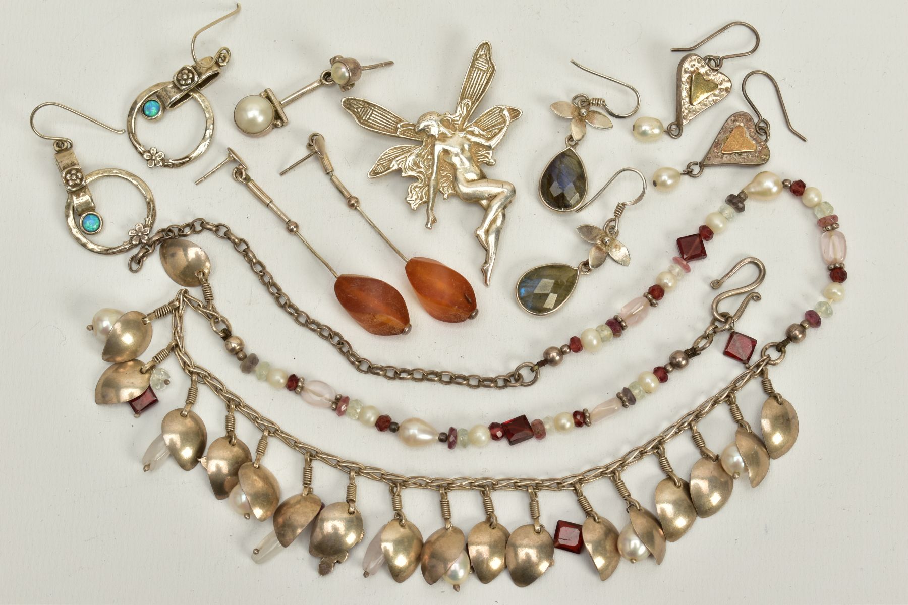 A SELECTION OF JEWELLERY, to include a silver fairy pendant/brooch, missing brooch pin, hallmarked