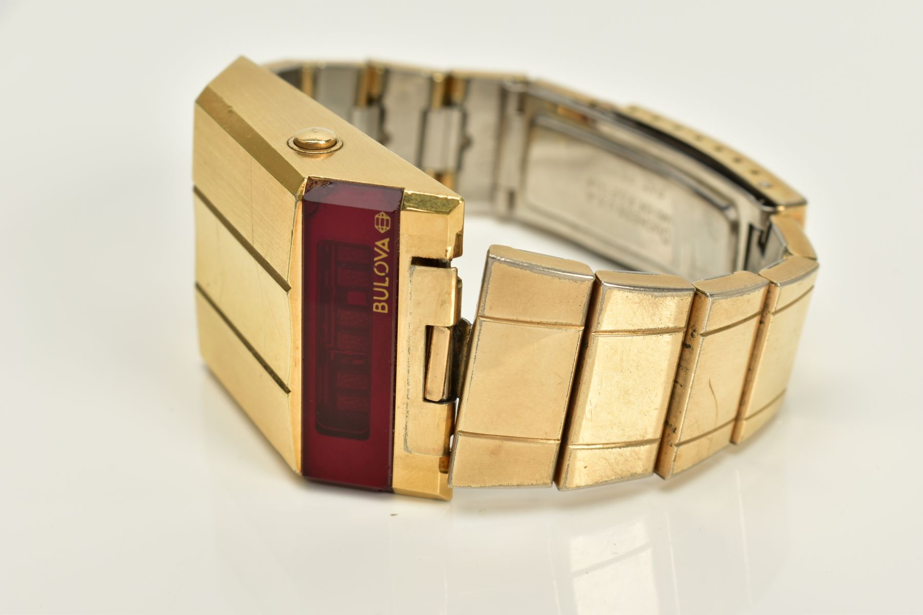 A GENTS BULOVA LED WRISTWATCH, the rectangular case with a red glass digital display signed ' - Bild 4 aus 5
